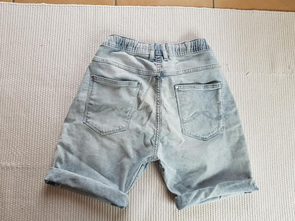 Shorts Gr.170 H&M in hellblau guter Zustand in Meine