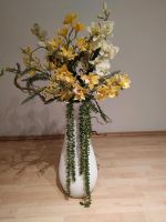 Vase mit Kunstblumen. München - Sendling Vorschau
