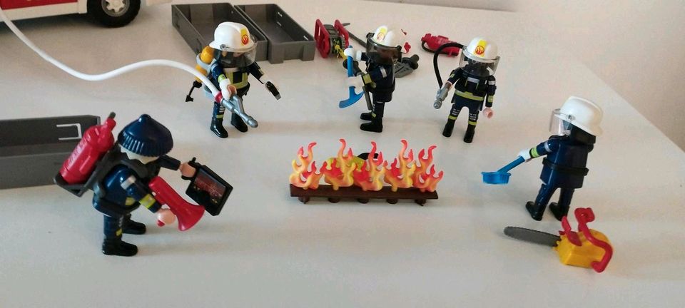 Playmobil Feuerwehrfahrzeug in Calden