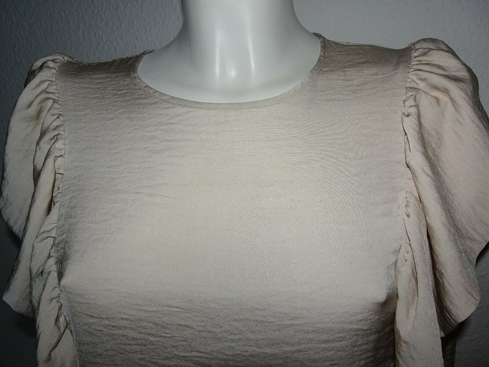 Edle Bluse Gr. 36 Beige Marke H&M Neuwertig mit Rüschen in Isernhagen