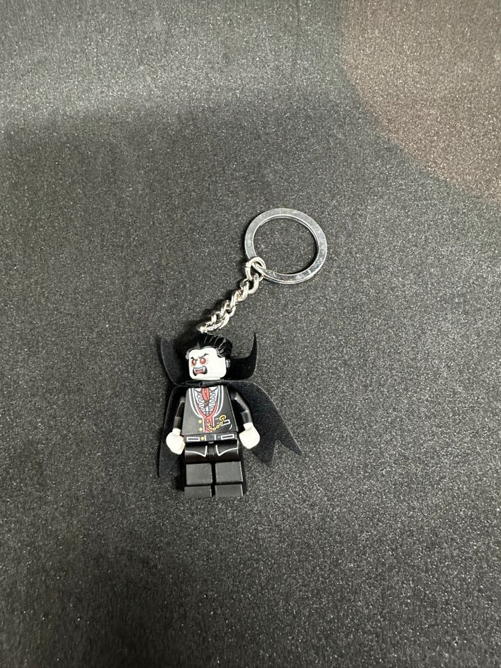 Lego Schlüsselanhänger Vampir Minifigur in Büren