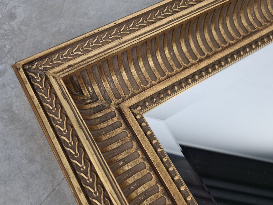 Großer Spiegel Wandspiegel Hängespiegel gold Holzrahmen Vintage in Putzbrunn