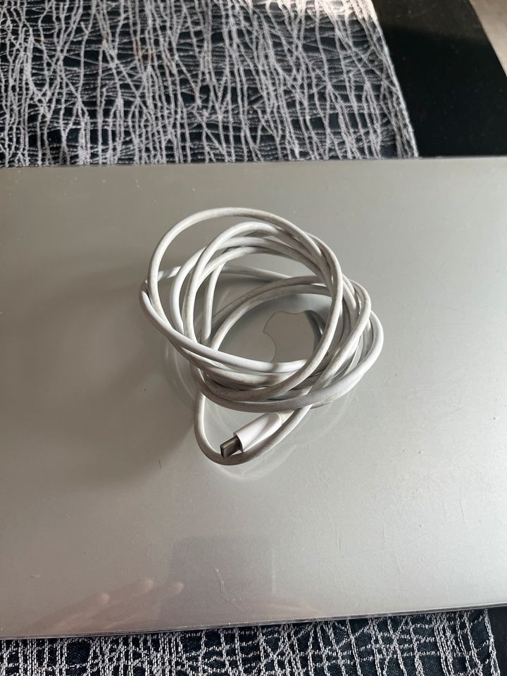 Macbook pro 13“| 2017 |Silber |Touch Bar | 512 GB SSD | 8 GB RAM in Bonn