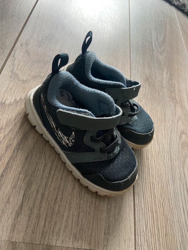 Nike Sneaker 23,5 in Meckenheim