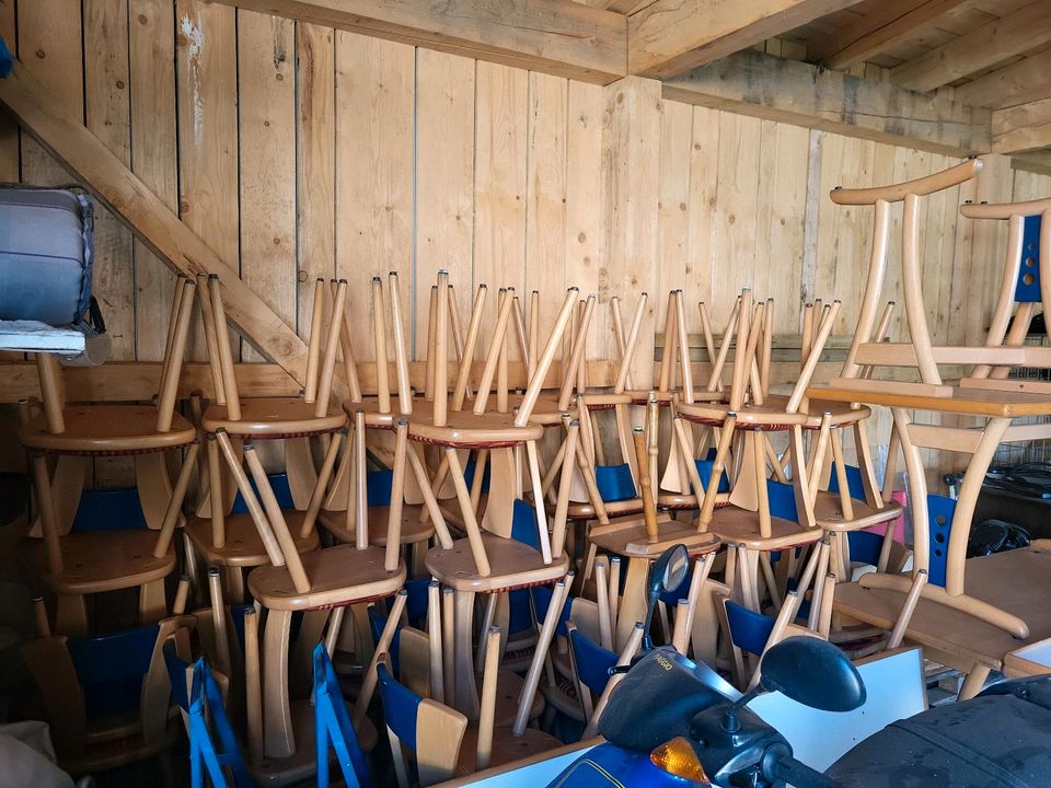 Ca. 50 massive Holzstühle in Breitenberg