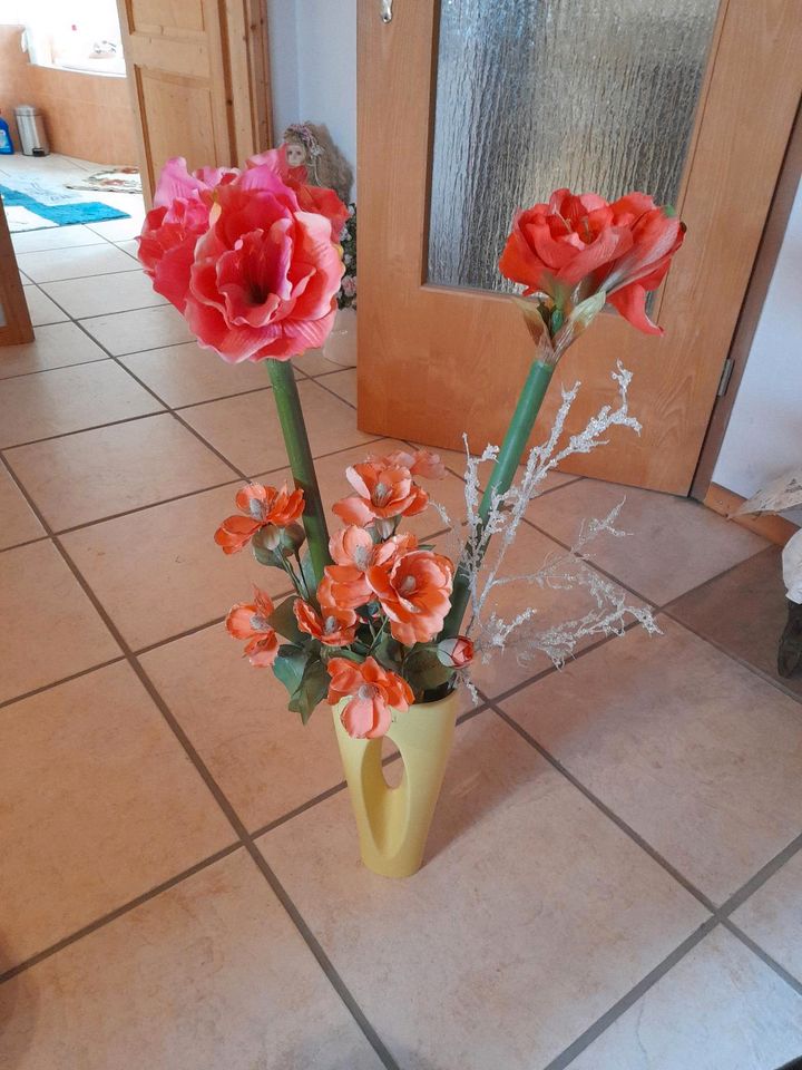 Vase mit blumen in Trendelburg