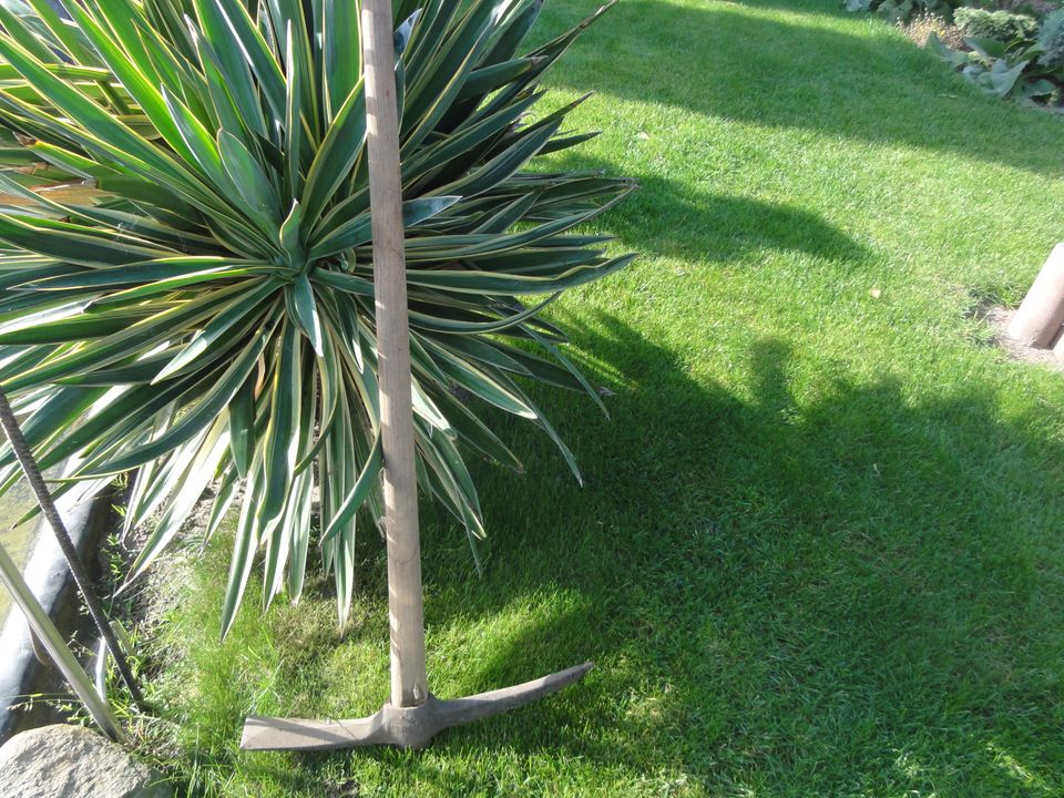 Spitzhake, Hake, Gartenwerkzeug alt in Fredersdorf-Vogelsdorf