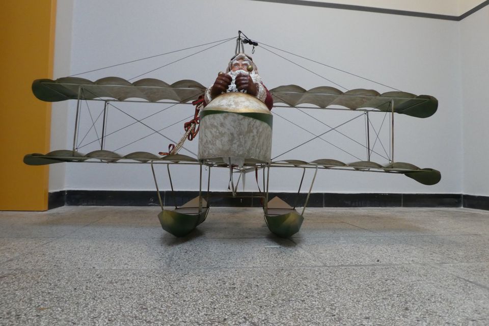 Doppeldecker-Wasserflugzeug mit Weihnachtsmann in Wentorf