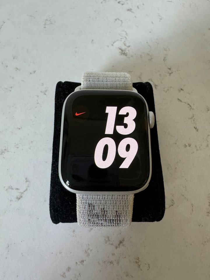 Apple Watch 44 mm Silber | Nike | GPS & LTE/Cellular | Aluminium in Hamburg