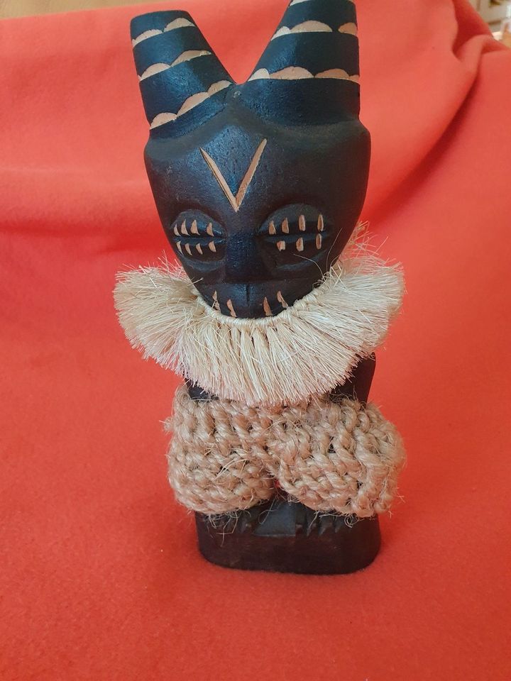 Afrikanische Holzfigur König von Mutapa Simbabwe Mosambik Gott in Bremen