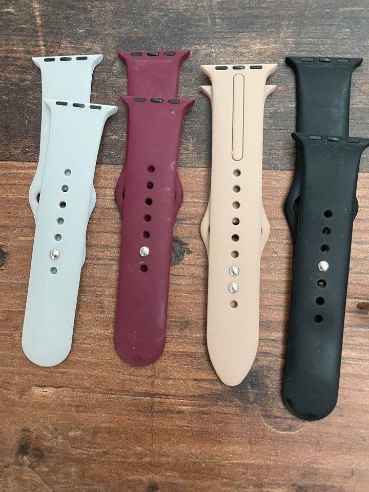 Sechs Armbänder für Apple Watch 6, 40mm in Berlin