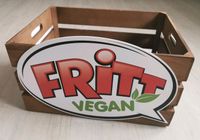 Holzkiste mit seltener Deko "Fritt vegan" Kiste Nordrhein-Westfalen - Menden Vorschau