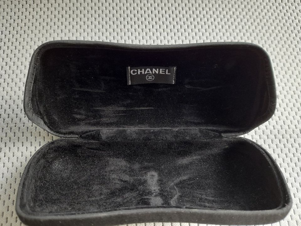 Chanel Millenium Handtasche incl. passendem Brillenetui in Berlin