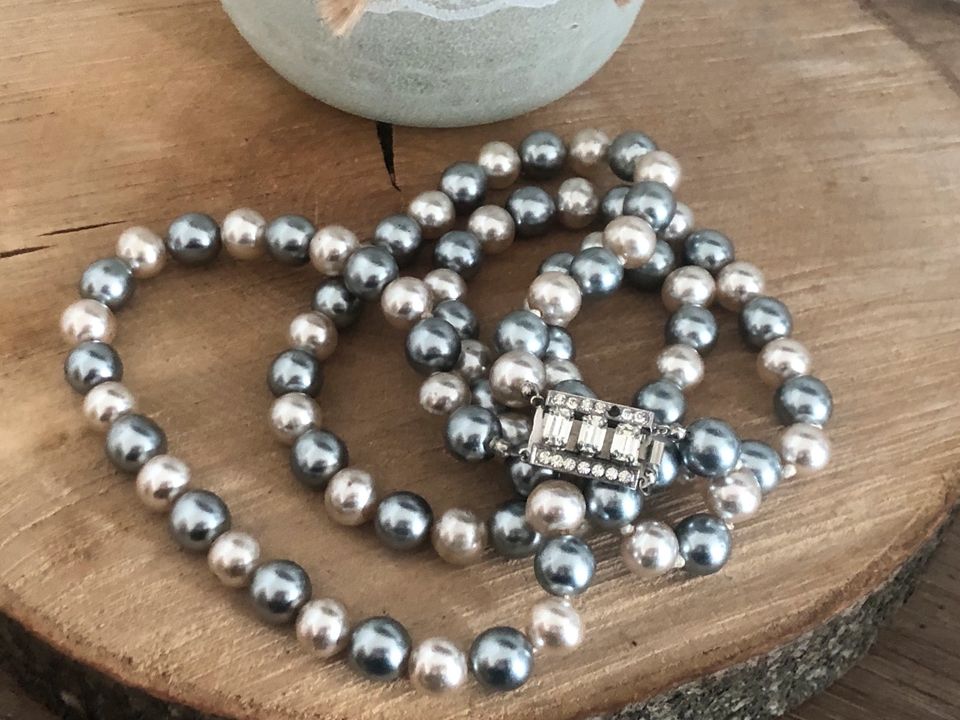 Alte Perlenkette mit Strass Verschluss Diamant ? in Schmallenberg