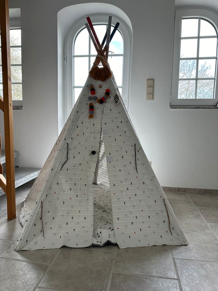 Tipi mit rundem Teppich Zelt Indianer Tippi Indianerzelt Tipizelt in Ratingen