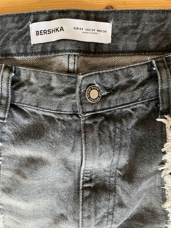 bershka Jeans Größe EUR 44, USA 34 in Frankfurt am Main