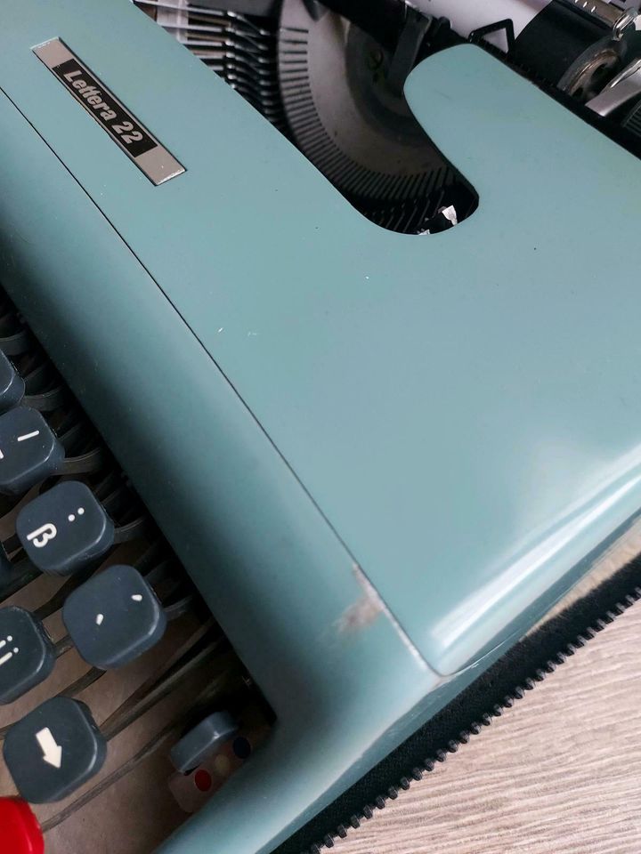 Schreibmaschine Olivetti Lettera 22 Kult mit Reisecase Vintage in Dettelbach