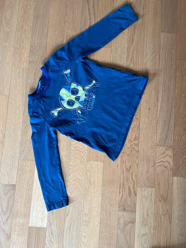 Cooles Mini Boden langarmiges Tshirt mit Totenkopf  4/5 Jahre 110 in Düsseldorf