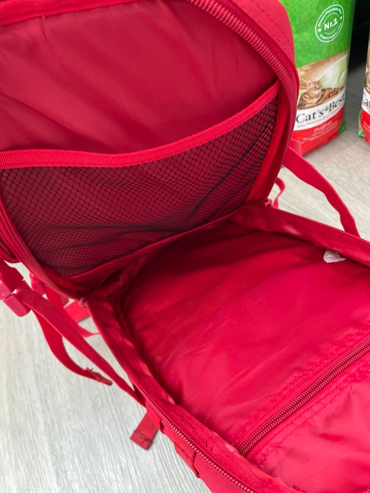 Bundeswehr Rucksack rot pink in Nideggen / Düren