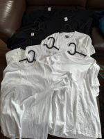 schwarze und weiße basic shirts Größe S Nordrhein-Westfalen - Hilden Vorschau