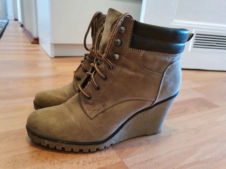 Stiefeletten mit Keilabsatz in Berlin - Charlottenburg | eBay Kleinanzeigen  ist jetzt Kleinanzeigen