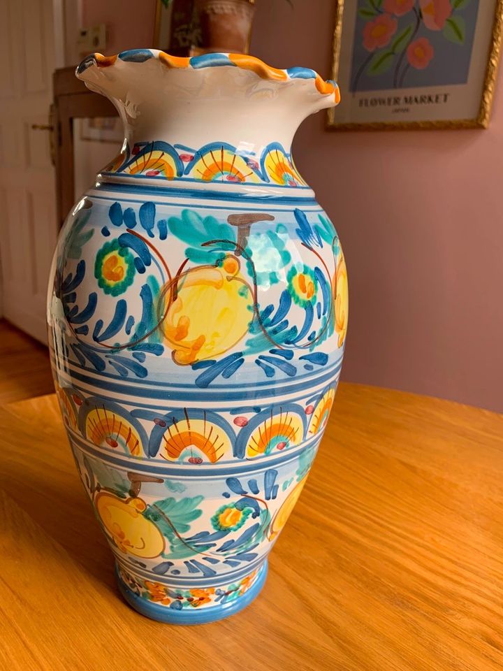 Handbemalte Keramikvase aus Sizilien in Berlin