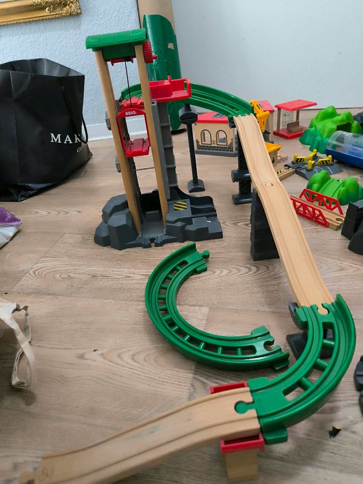 Brio Eisenbahn mit Knapp 500 Teilen aus Holz Spielzeug in Dresden