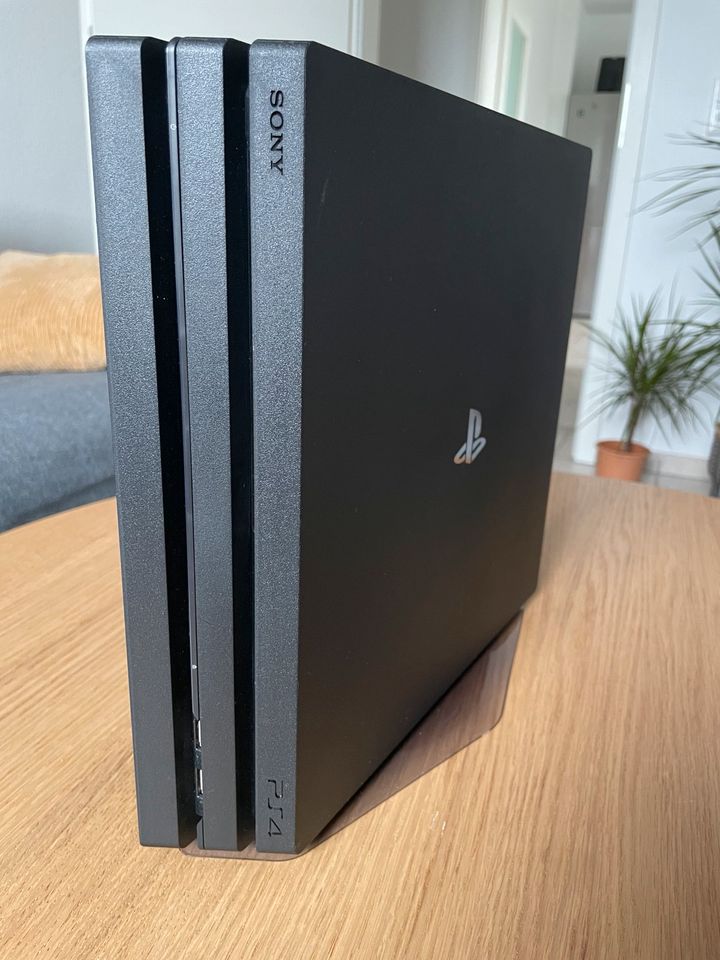 PlayStation 4 Pro mit 2TB und 3 Controller in Düsseldorf