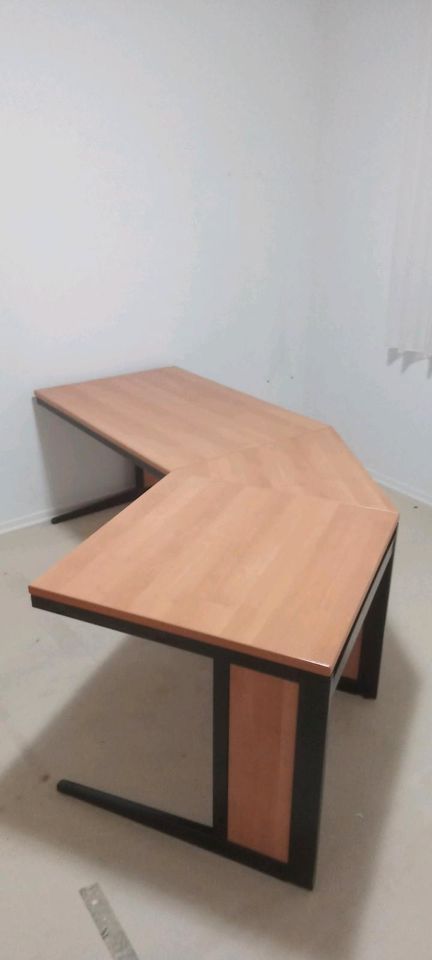 Komplettes Büro Stuhl Schreibtisch Schränke in Augsburg