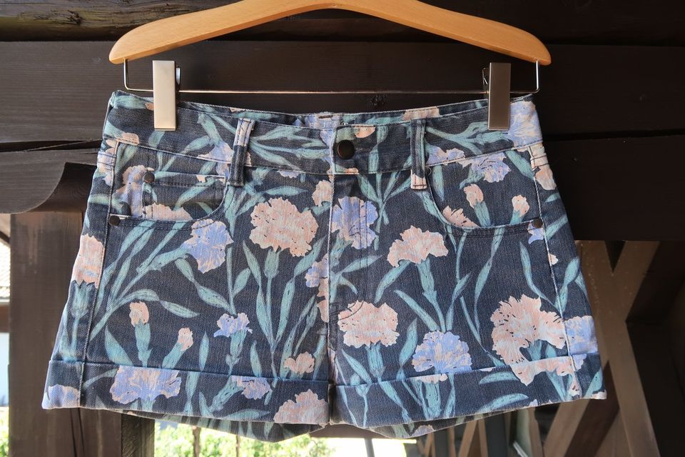 Jeans Shorts bedruckt Blumen Floral Gr. 36 French Connection in Farchant