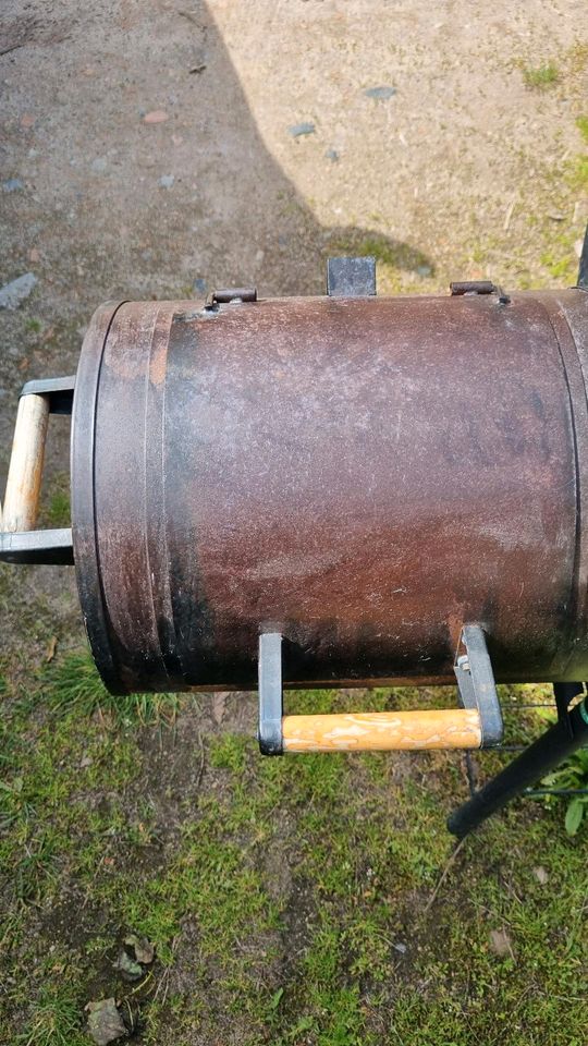 Smoker Grill mit zwei separaten Grillflächen in Kitzingen