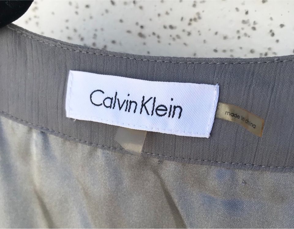 Calvin Klein Top Bluse mit Ketten-Details in Langen (Hessen)