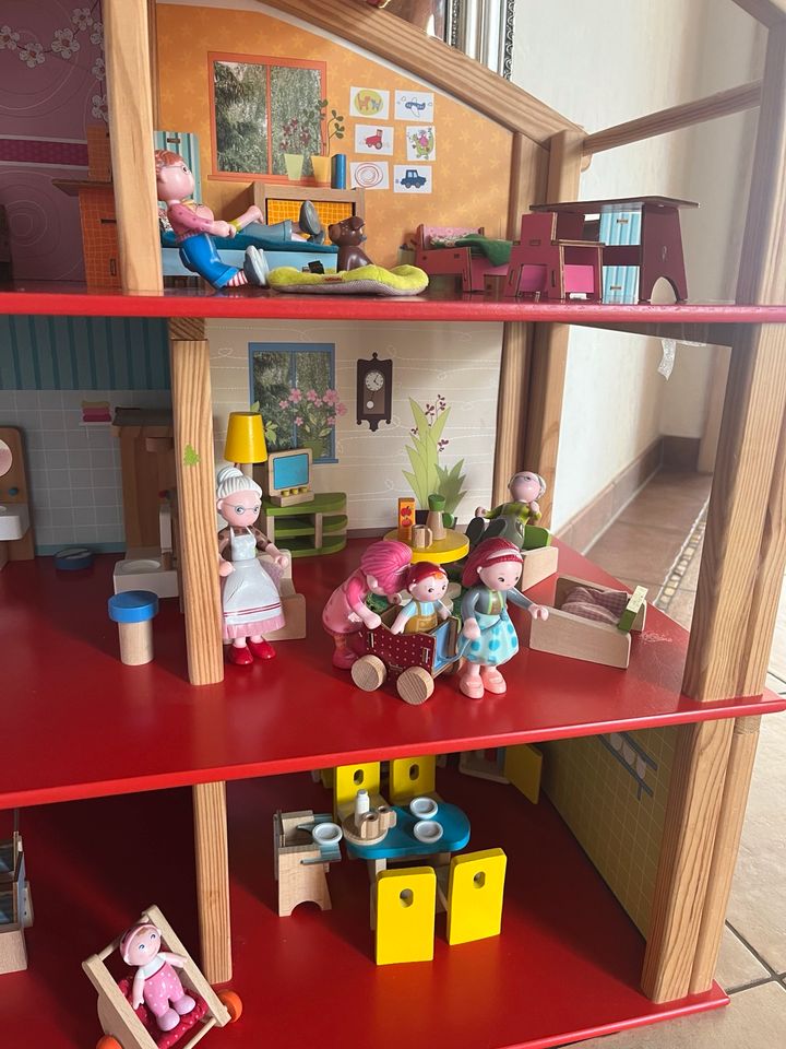 Puppenhaus von Jako-o mit Einrichtung und Biegepuppen von HABA in Geisa