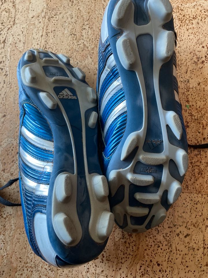 Adidas Fußballschuhe, Gr. 40 2/3, blau in Limburgerhof