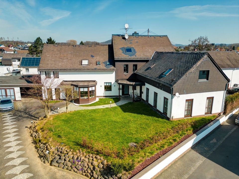 Großzügiges Wohnhaus mit ausgebauter Scheune und Anbau - Platz für eine große Familie in Staudt