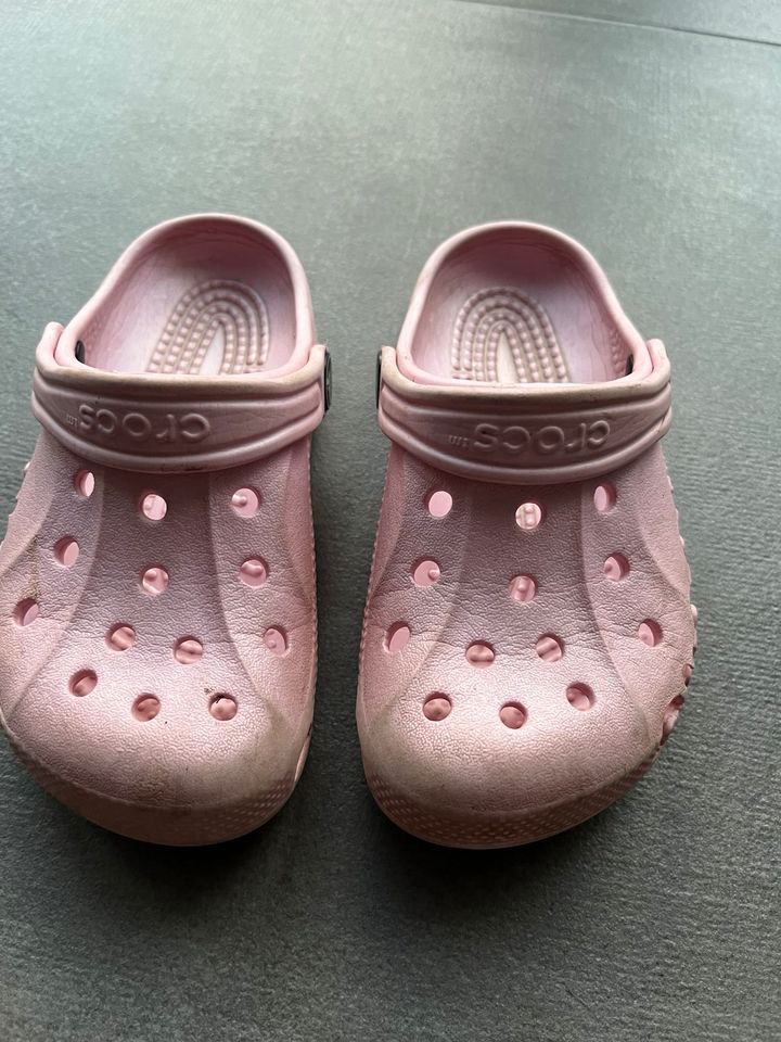 Crocs Badeschuhe Größe 10/11 (28/29) in Flörsheim am Main