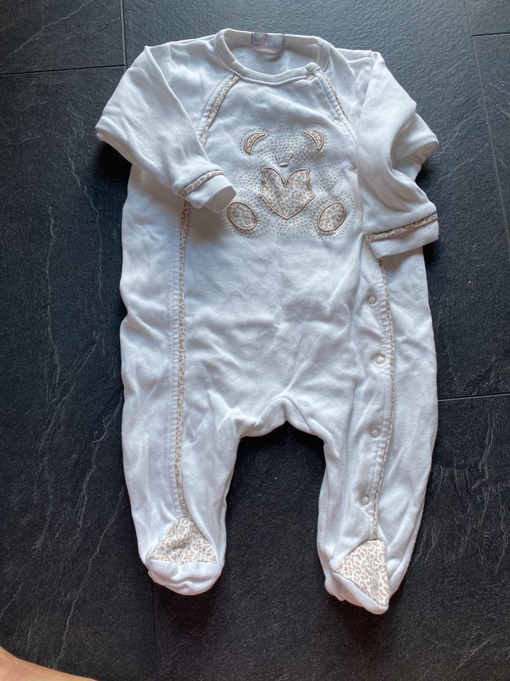 Baby Strampler Schlafanzug Größe 68 weiß mit Bärenmuster in Barwedel