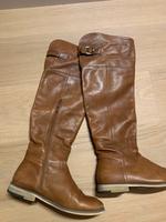 Buffalo Stiefel Damenstiefel Lederstiefel Gr. 38 guter Zustand Hessen - Langgöns Vorschau