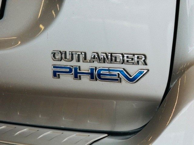 Mitsubishi Outlander PHEV 4WD-1.Hand in Salzgitter