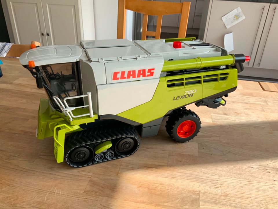 Bruder Profi-Serie Claas Lexion 780 Terra Tec Mähdrescher in Bonn