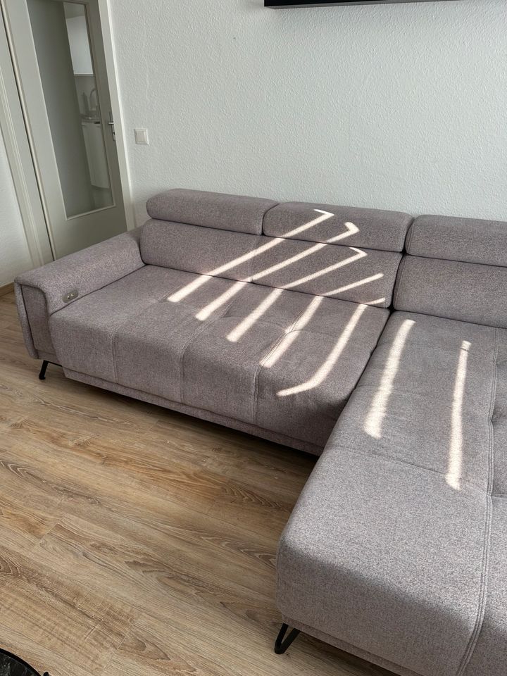 Wohnlandschaft/Sofa in lila mit Funktion in Halle