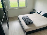 Schlafzimmer komplett -Schrank ,Doppelbett, Nachtkästchen Bayern - München-Flughafen Vorschau