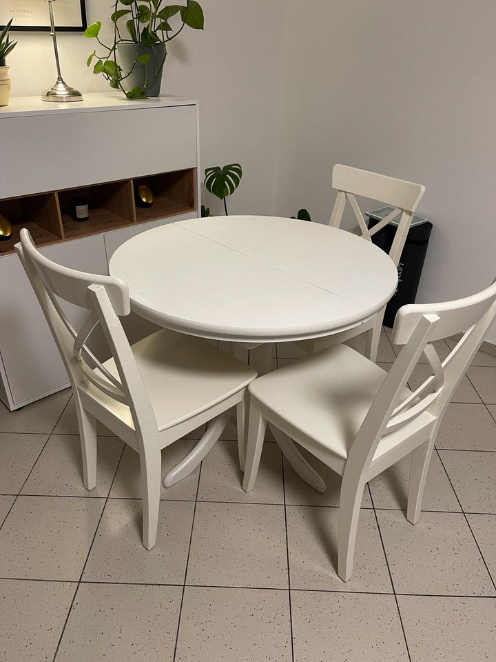 Ikea Esstisch weiß mit Stühlen in Bielefeld