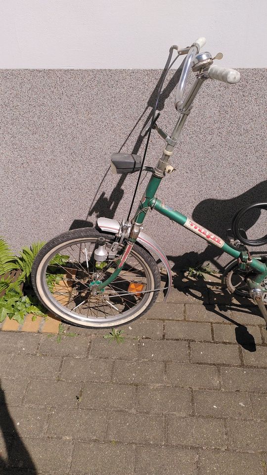 Mifa-Klapprad grün DDR mit Fahrradschloss in Berlin