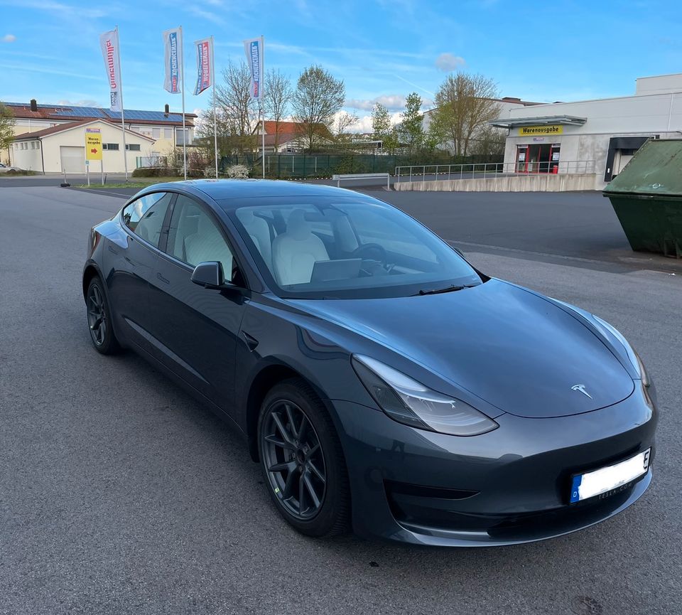 Tesla Model 3 RWD 60 kWh LFP Grau / Weiß SR+ in Hohenroth bei Bad Neustadt a d Saale