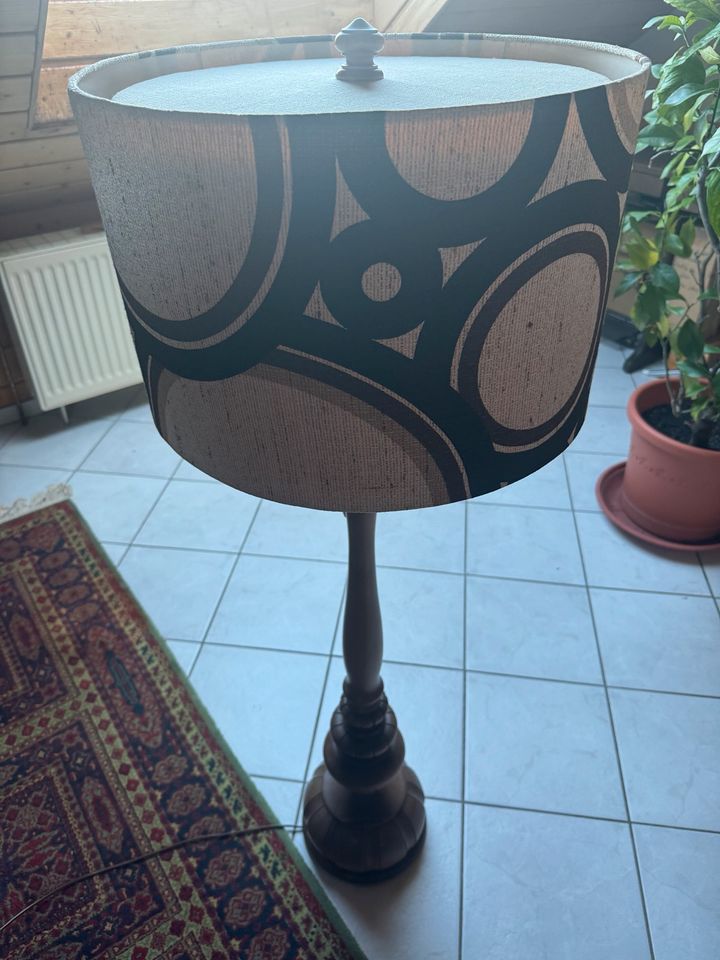 1 Steh Lampe Holzfuss, 70- er Jahre, Hö:  60 cm, höhenverstellbar in Wolfenbüttel