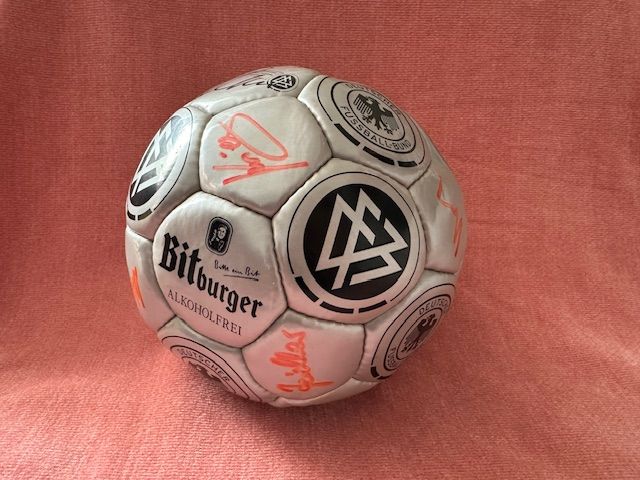 Fußball mit Unterschriften der Nationalmannschaft in Nordrhein-Westfalen -  Bergheim | eBay Kleinanzeigen ist jetzt Kleinanzeigen