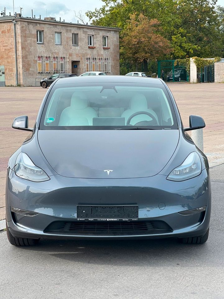 Tesla Model Y 2023 372 PS Autovermietung Mietwagen Automieten Rent a car in Berlin