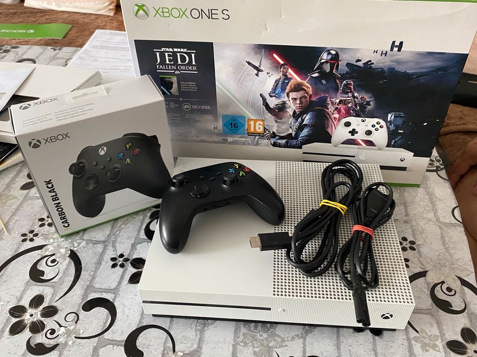 Xbox one s 1TB + 1 Controller in Ludwigsburg