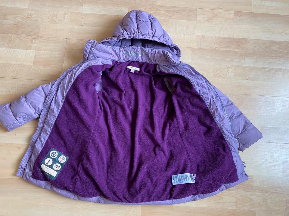 Esprit Winterjacke Daunenjacke lila Gr. 128 / 134 in Berlin